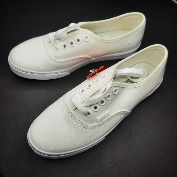 Vans Shoes - NWT! Vans White Canvas Size 6